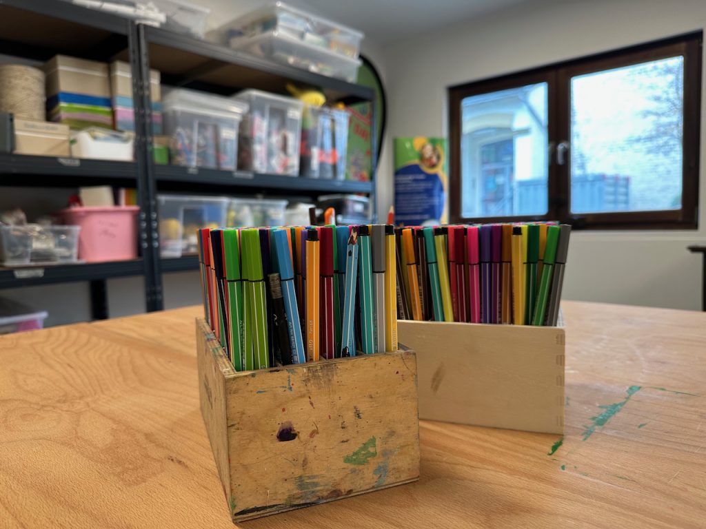 Das offene Kinderatelier in Düsseldorf ist griß, geräumig und bietet viel Platz zum Kreativsein.