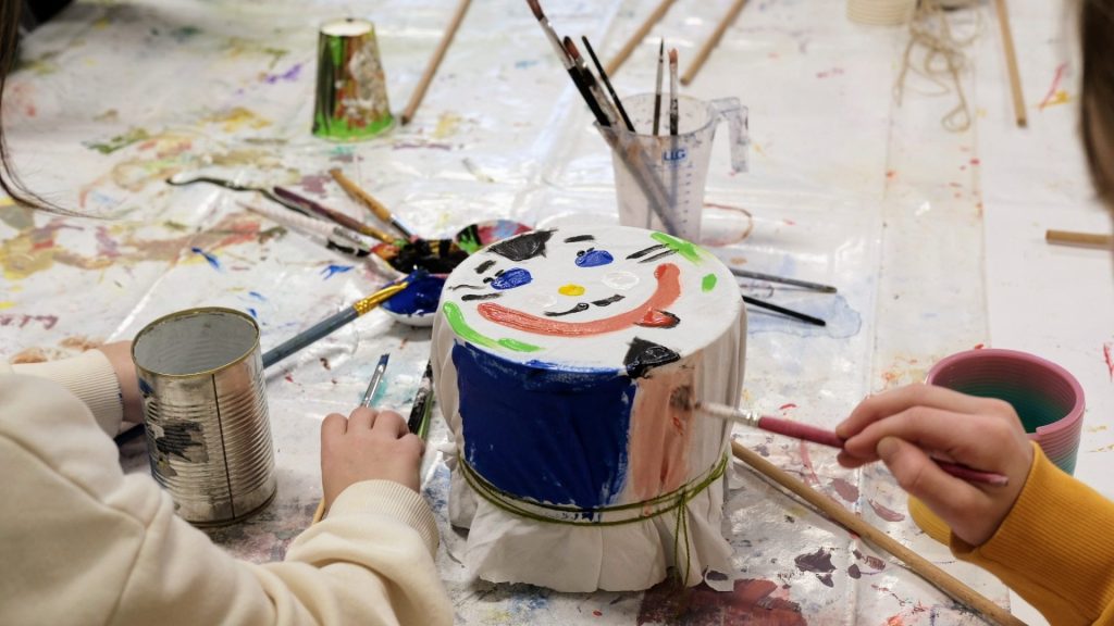 Pinsel, Tusche, Buntstift . wir malen mit vielen Techniken