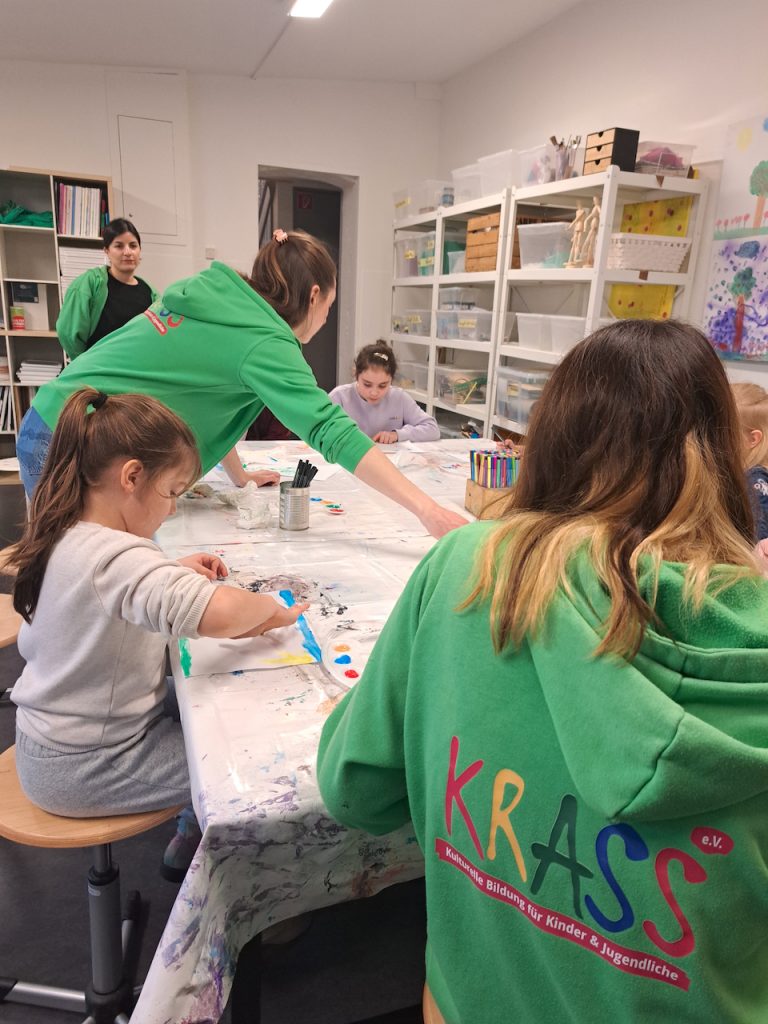 Professionelle Künstler machen Kunst mit euch - entweder malenn oder basteln. Oder Figuren aus Ton oder Knete.