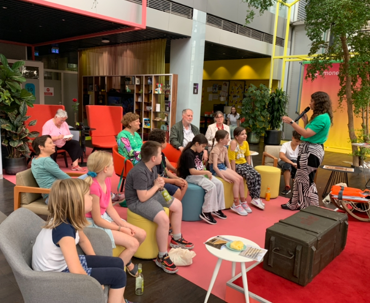 Kinder lauschen einem Vortrag über Joseph Beuys