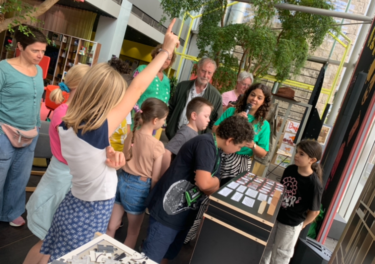 Das KRASS-Team vermitteln den Kindern wichtige Infos über den Künstler aus Düsseldorf