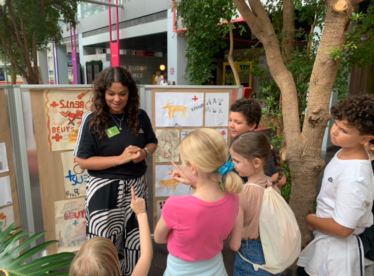 Kinder entdecken Joseph Beuys im Rahmen eines Schulprojekts