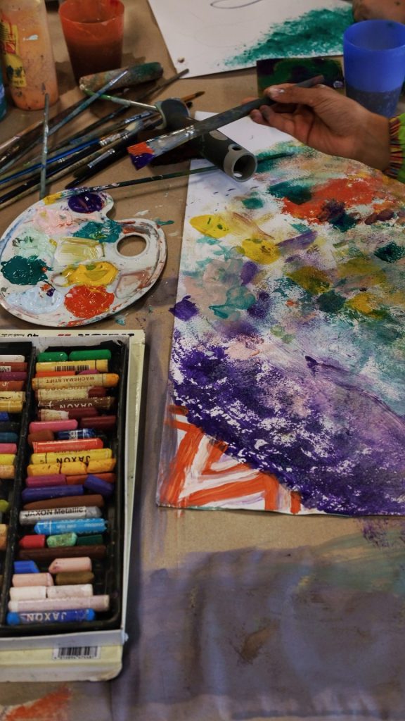 Komm vorbei ohne Anmeldung. Unsere Workshops Malen für Kinder sind kostenlos