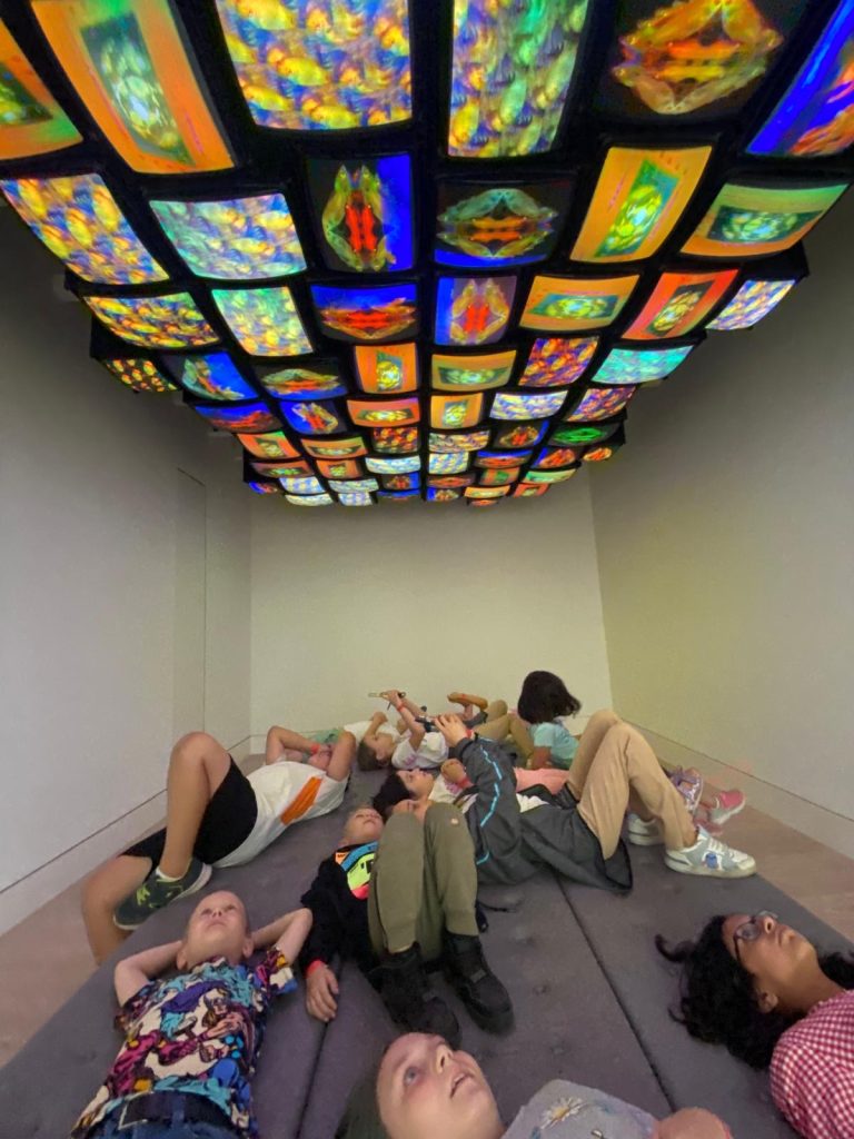 Kinder entdecken multimediale Kunst im Kunstpalast Düsseldorf