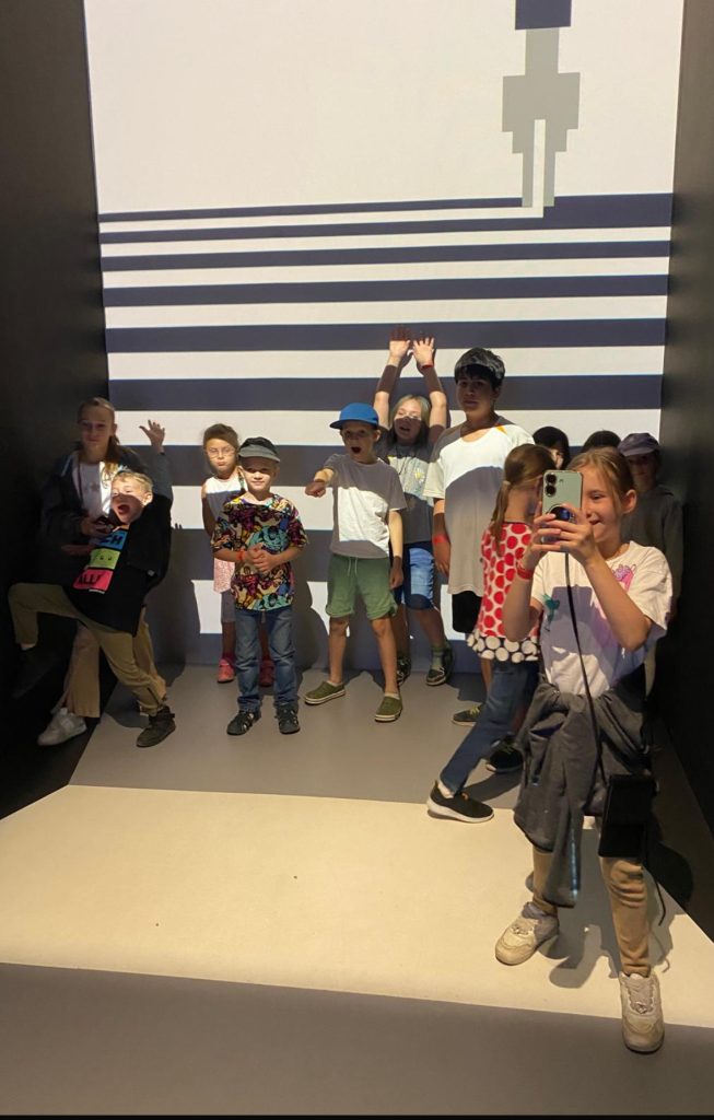 Kinder haben große Freude daran, Kunst im Kunstpalast Düsseldorf zu entdecken uns lassen sich inspirieren.