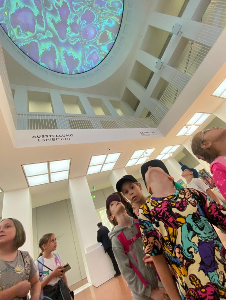 Im Kunstpalast Düsseldorf erleben Kinder von KRASS e.V. Kust hautnah!