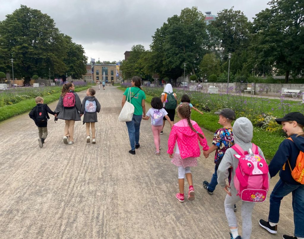 Kinder auf dem Weg in den Kunstpalast Düsseldorf