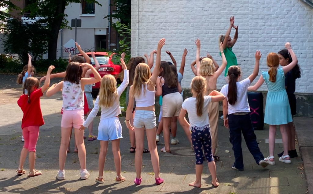 Bim Kindergeburtstag kannst du auch tanzen - in unserem Tanzraum oder draußen, wenn es warm ist.