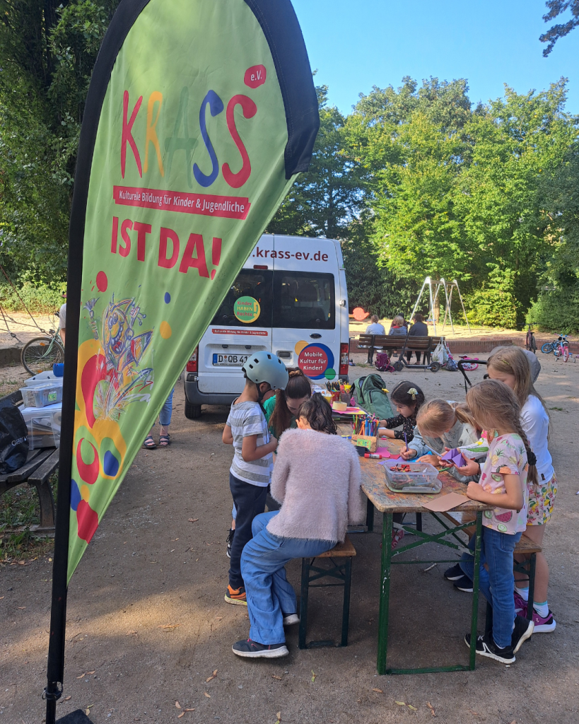 Kinder haben Spaß mit dem Kultur Mobil von Krass