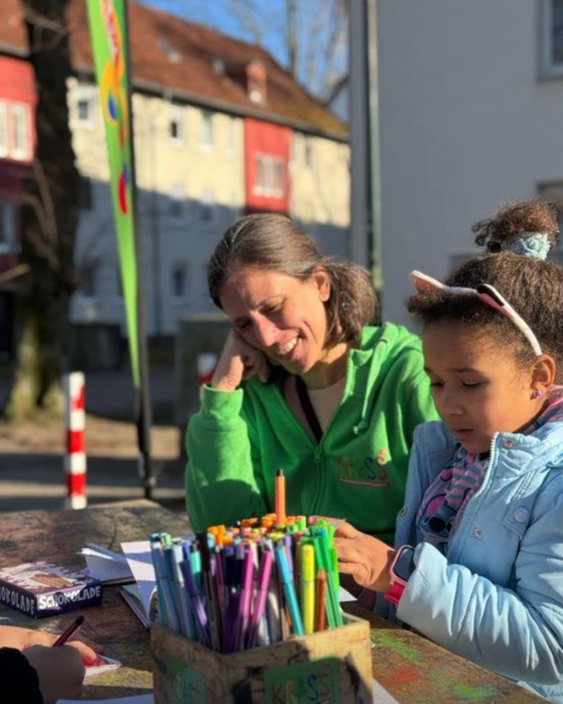 Erwachsene unterstützen dich beim Kreativsein