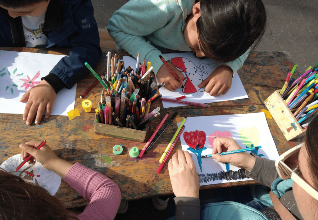 KRASS e.V. setzt sich als gemeinnützige Organisation dafür ein, Kinder und Jugendliche in schwierigen Lebenssituationen durch kostenfreie Angebote im Bereich Kunst und kulturelle Bildung zu fördern.