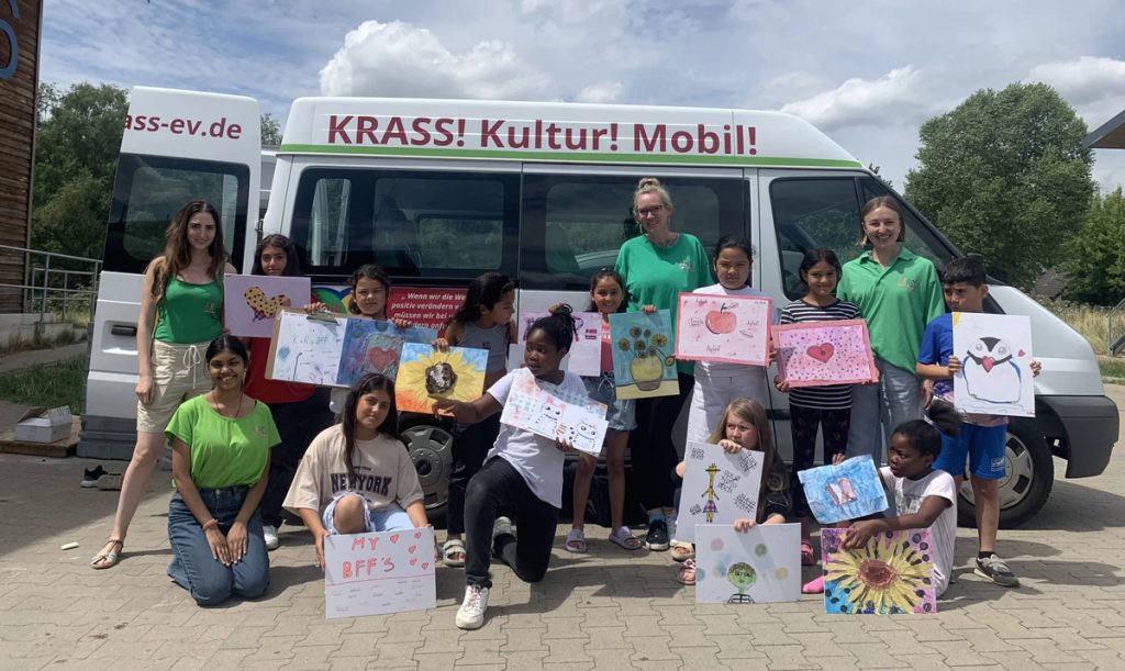 Ohne Ehrenamt unmöglich: Das KulturMobil von KRASS vor Ort, da, wo die Kinder sind und unsere Unterstützung brauchen!