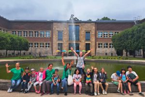 Unsere professionellen Künstlerinnen und Künstler gestalten hochwertige, nachhaltige Bildungs- und Kulturangebote für Kinder und Jugendliche – offen für alle und kostenlos zugänglich.