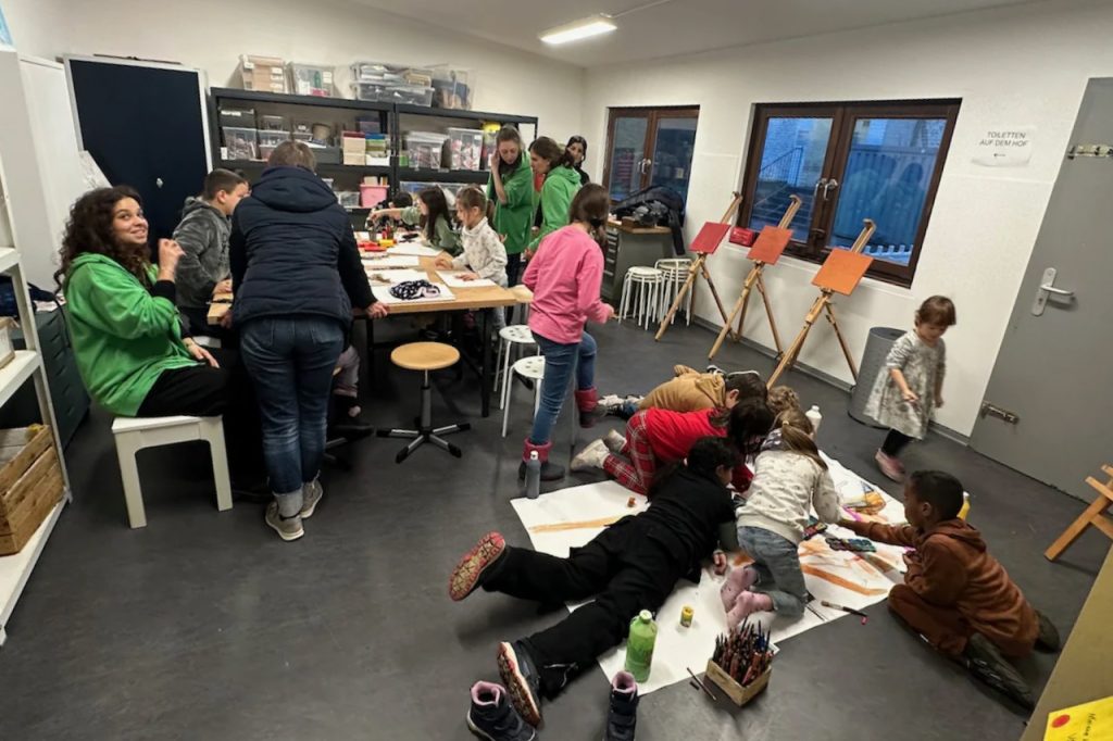 In unserem Kinderatelier bieten wir allen Kindern in Düsseldorf einen geschützen Raum, inklusive Betreuung. Unterstützen Sie KRASS mit Ihrer Spende, damit das so bleiben kann.