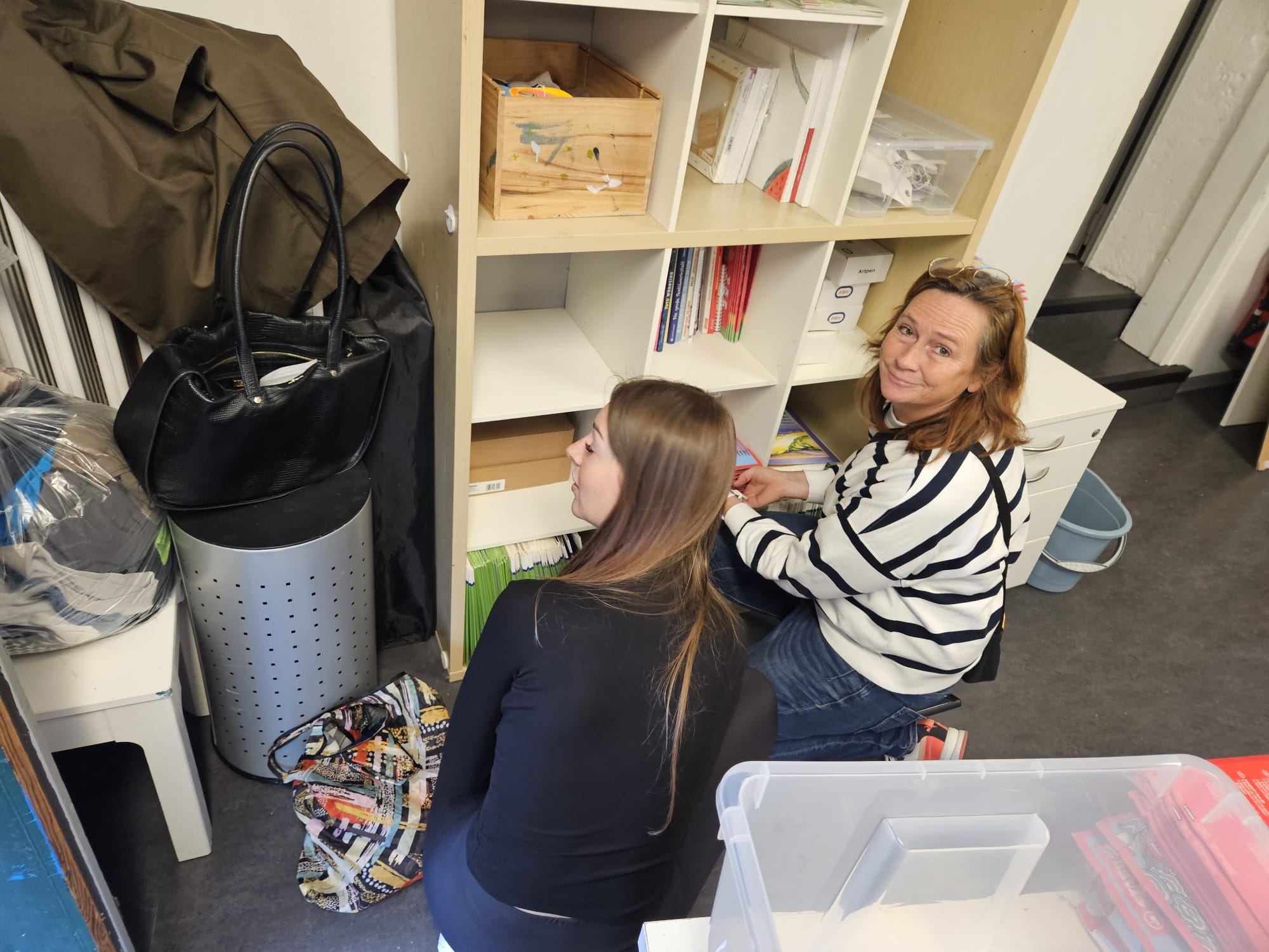 Helfende Hände schaffen Ordnung und Platz