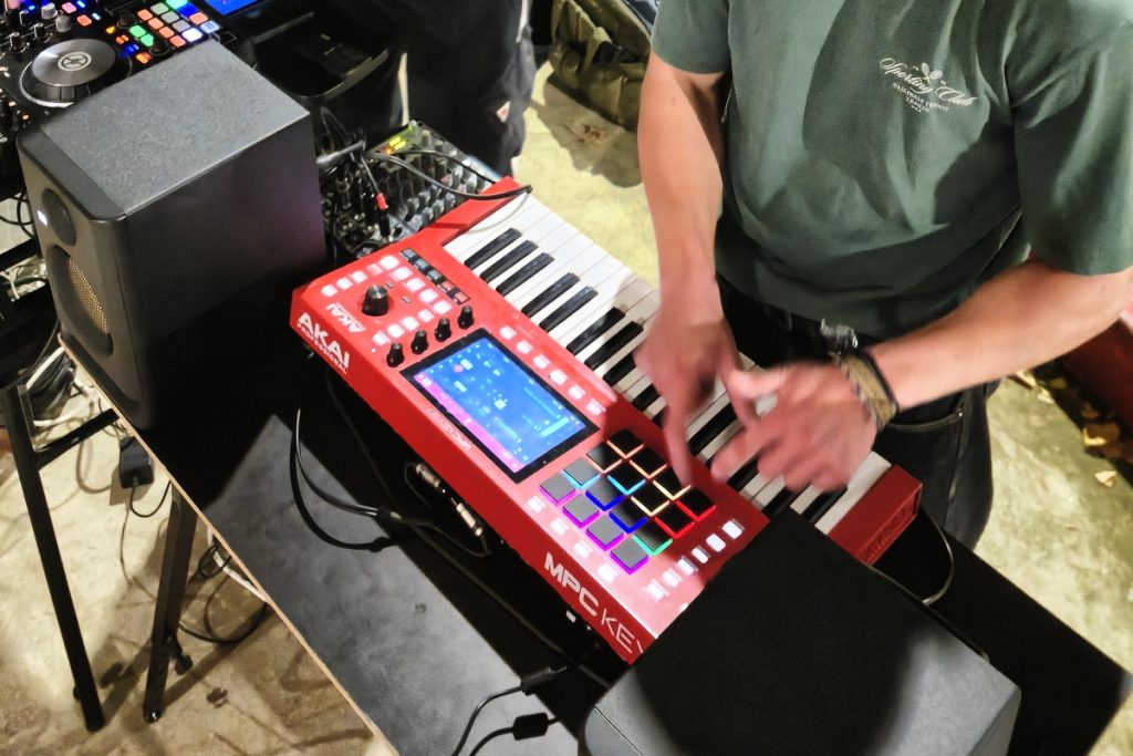 Jugendliche erforschen das Musik-Equipment im Skatepark Eller, hier das Keyboard.