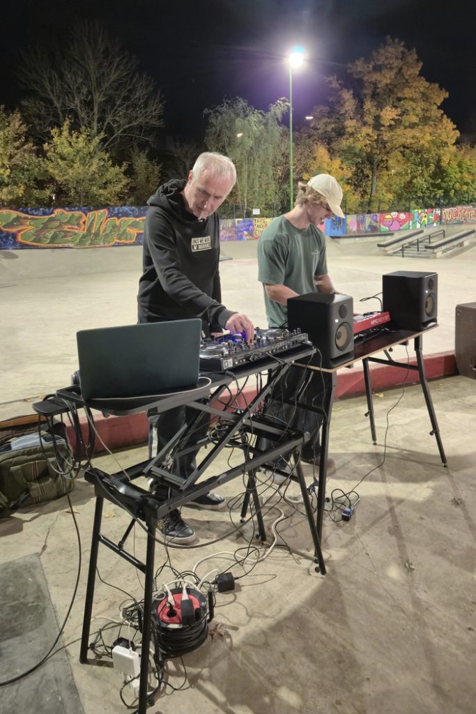 Hier werden Live-Beats gebaut. Der Skatepark Eller wird zu einer Sound-Installation mit Skate-Performance