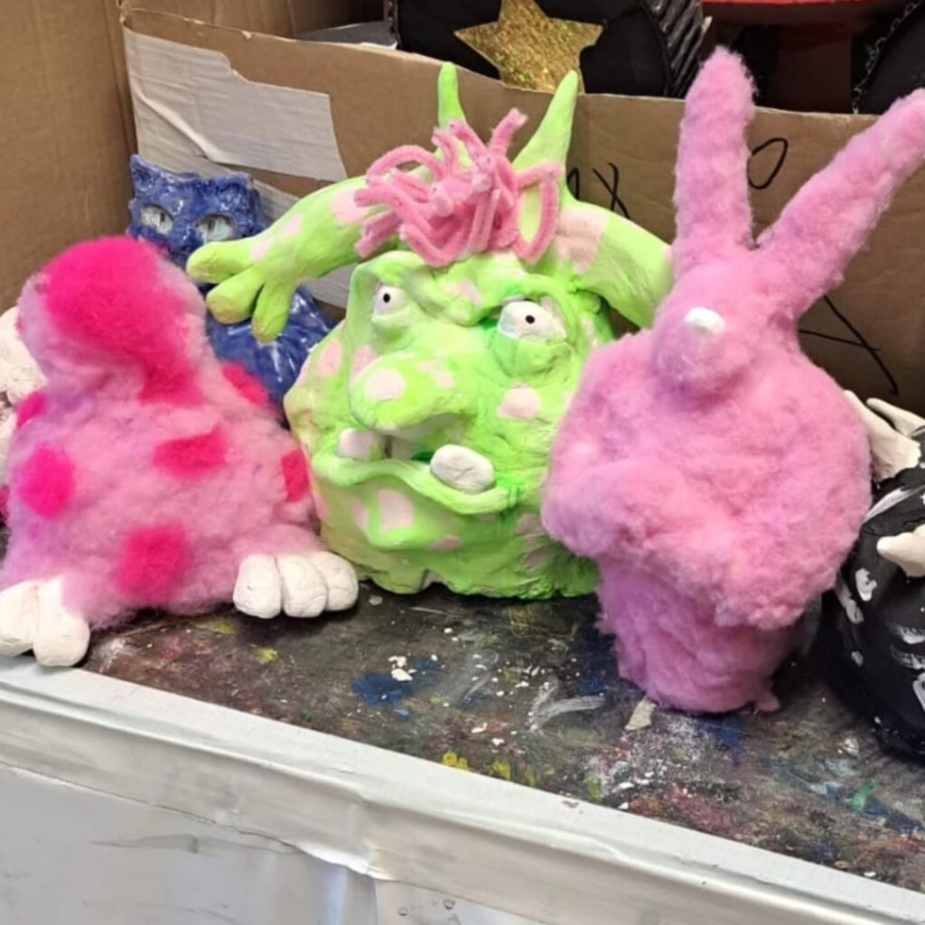 Kinder töpfern in Düsseldorf bei KRASS kleine Figuren, Vasen, Schalen und Geschenke für Eltern, Freunde und Großeltern.