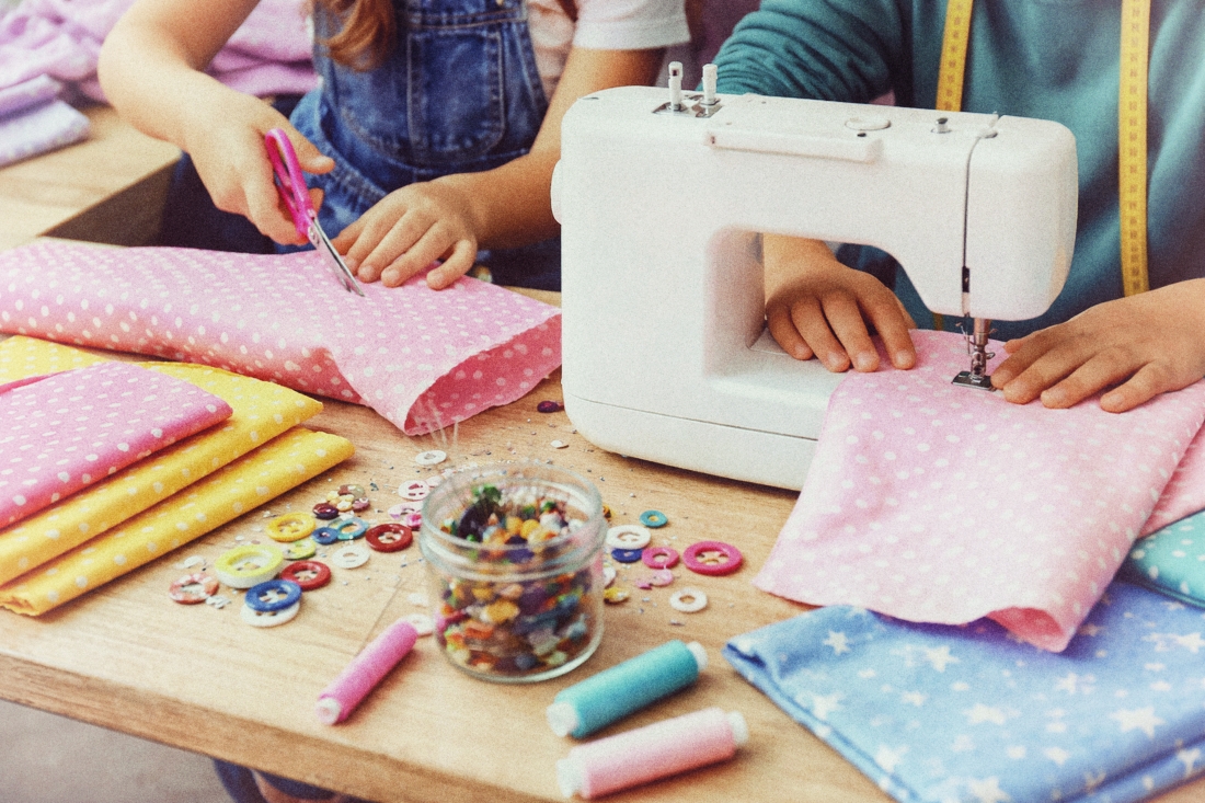 Modeschule für Kinder: Ideen entwerfen, Stoffe nähen und gestalten